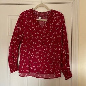 This blouse is so cute!Its in great condition and is a medium!